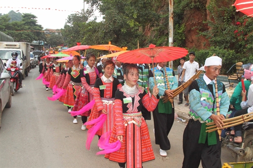 Ngày hợp chợ tình Mộc Châu các tuyến đường trong trung tâm thị trấn ngập tràn sắc màu