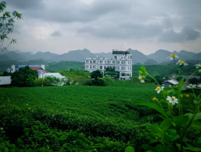 Khu sinh thái Sơn Mộc Hương có vị trí đẹp được bao bọc bởi những đồi chè xanh thẳm