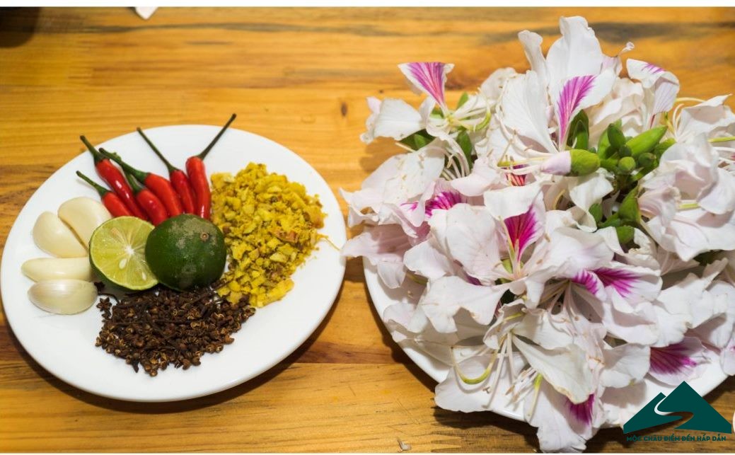 Nộm hoa ban món ăn truyền thống và bình dị của người Mộc Châu