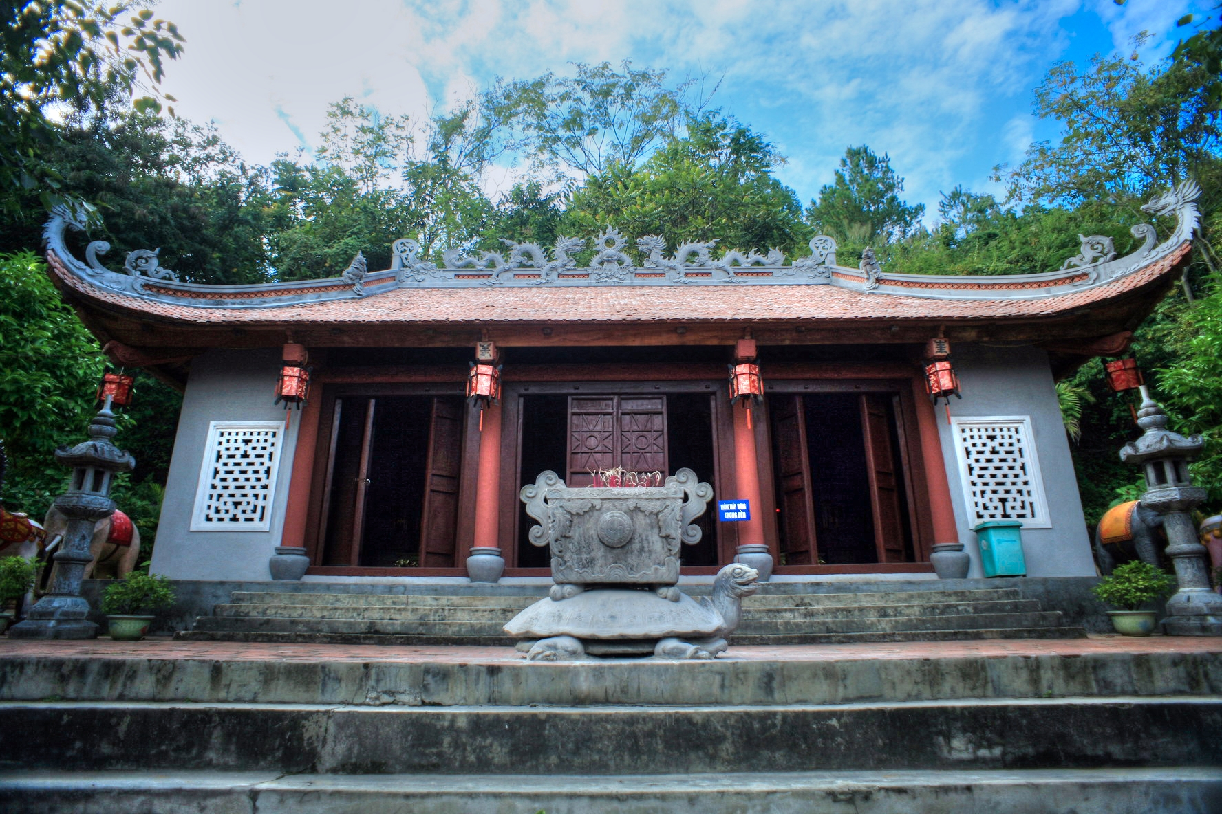 Đền thờ vua Lê Thái Tông được xây dựng gần hang động nơi có văn bia Quế Lâm Ngự Chế 