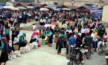 Bạn có cơ hội trải nghiệm buổi chợ phiên nơi biên giới Việt - Lào