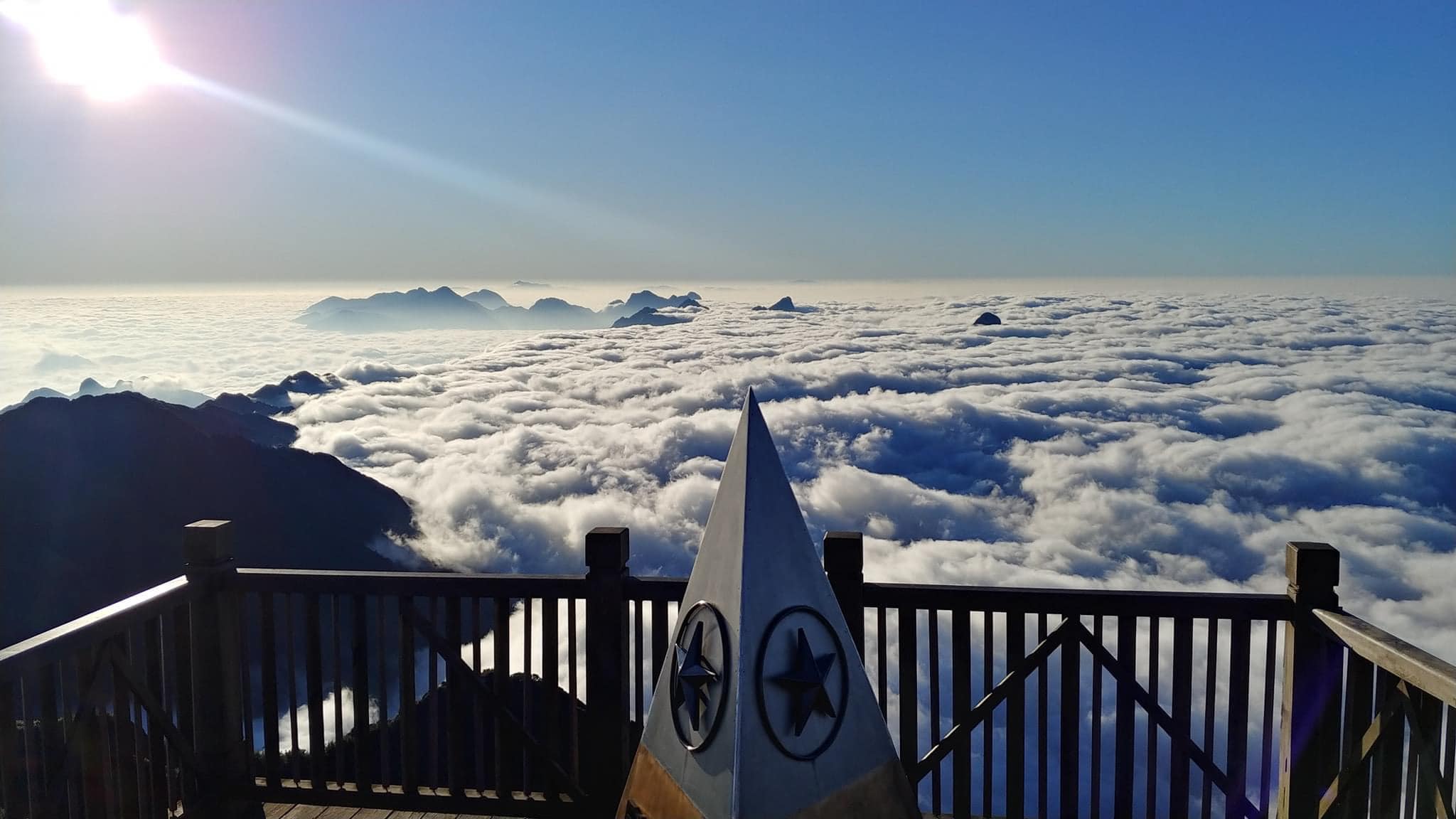 Biển mây trên đỉnh Fansipang làm say lòng du khách