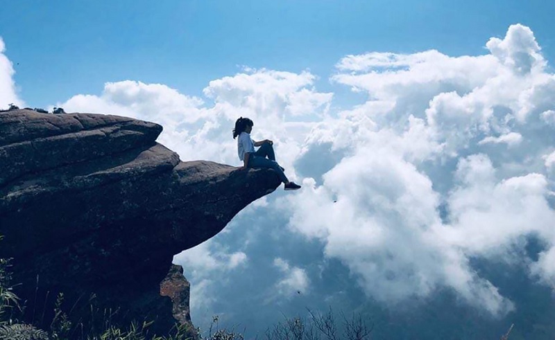 Chụp ảnh sống ảo tại mỏm đá trên đỉnh Pha Luông