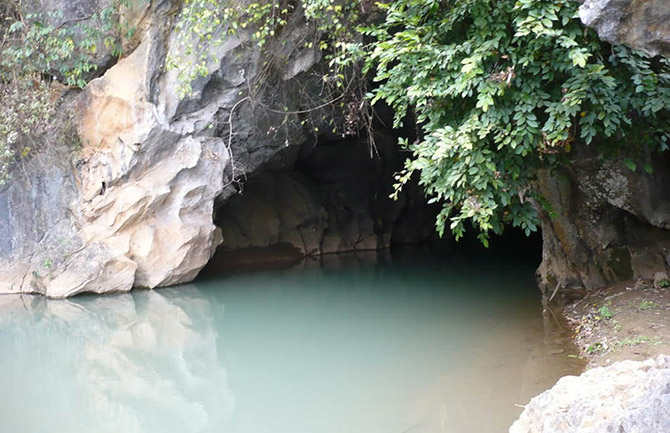 Một trong những lối vào của hang Hang Thẩm Tét Tòong