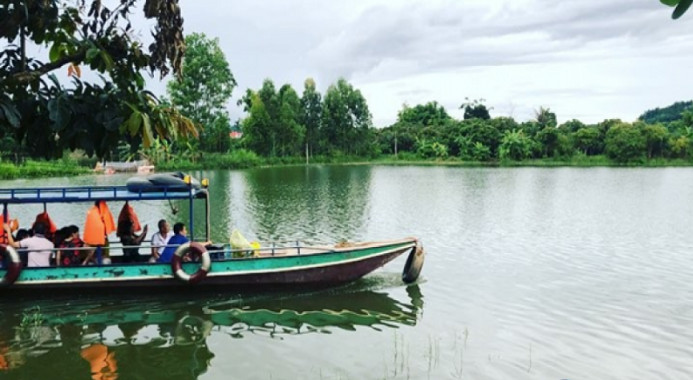 Du ngoạn lòng hồ là một trong những điểm ấn tượng khi đến với hồ Tiền Phong