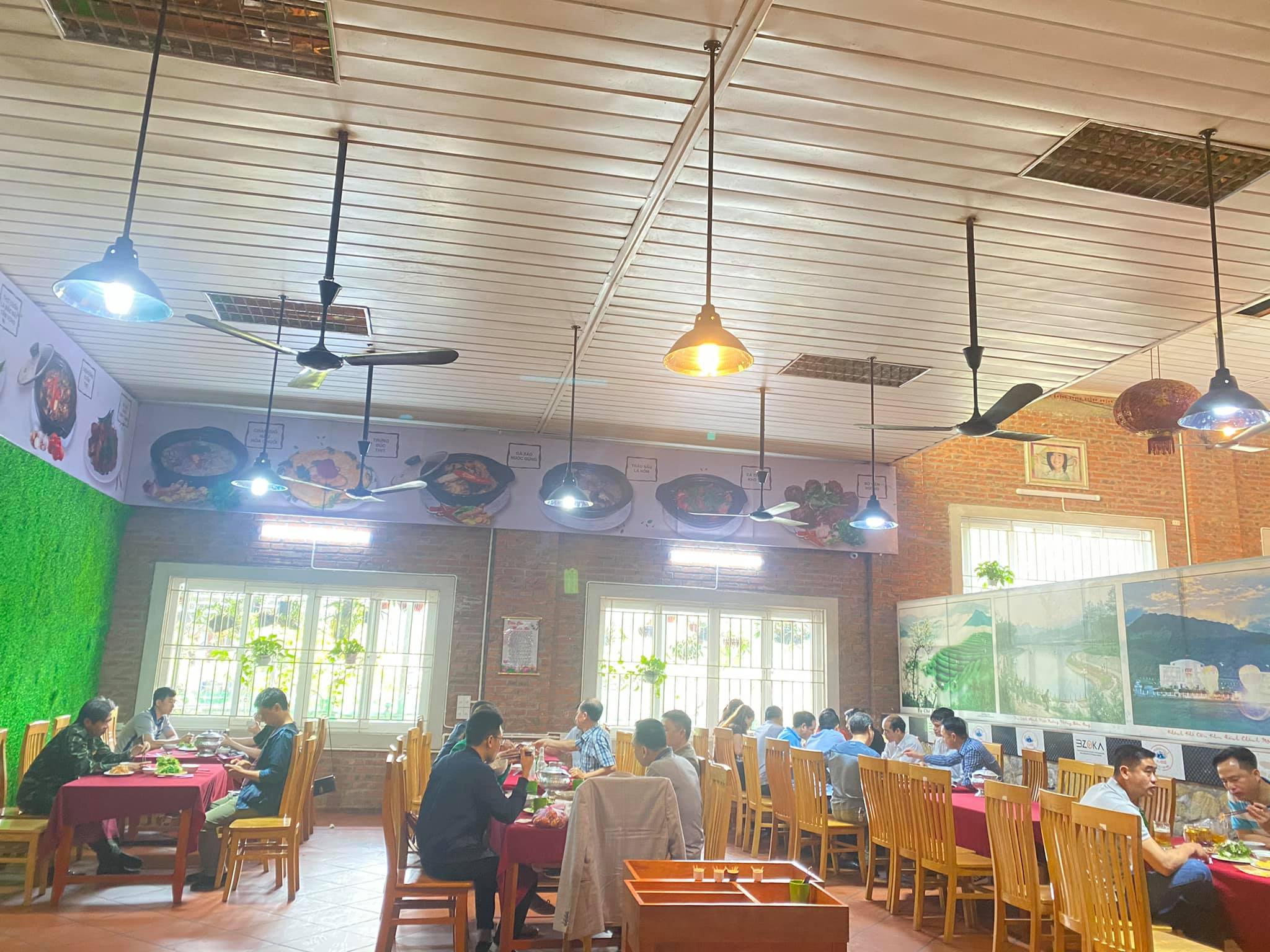 Bên trong nhà hàng 64 được bài trí đơn giản nhưng hết sức sang trọng. Tạo sự thoải mái cho du khách. 