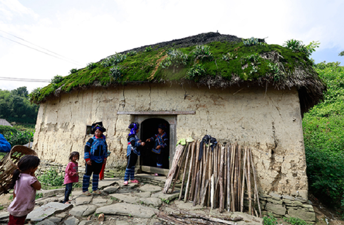 Nhà trình tường của đồng bào người Mông